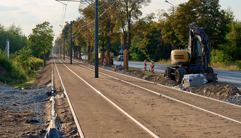 Powiększ obraz: Torowisko na ul. Kosmonautów pod koniec remontu. Jeszcze nie wszystko skończone, ale już jeżdżą tramwaje. Od 8 września wracają tu na stałe