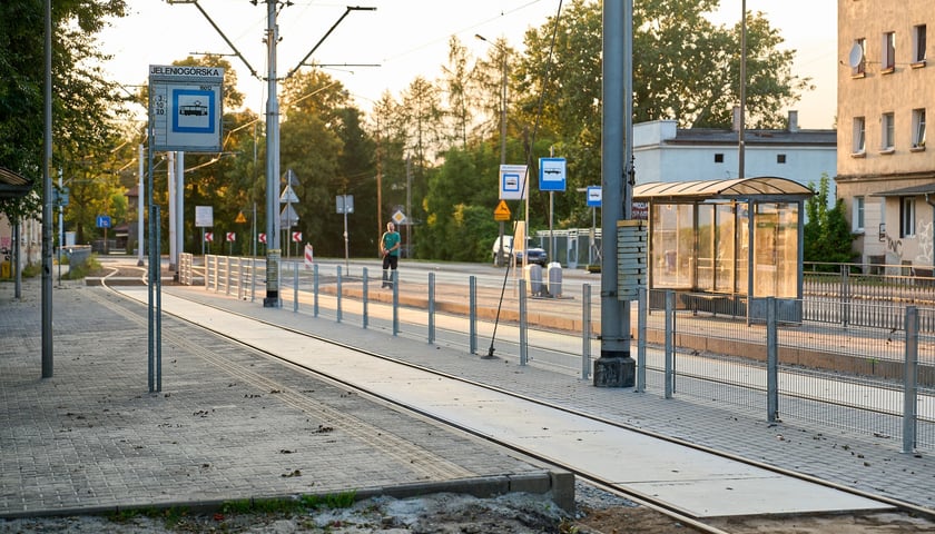 Powiększ obraz: Torowisko na ul. Kosmonautów pod koniec remontu. Jeszcze nie wszystko skończone, ale już jeżdżą tramwaje. Od 8 września wracają tu na stałe