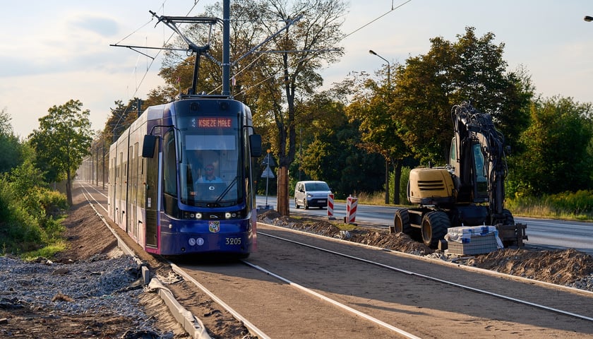 Powiększ obraz: Torowisko na ul. Kosmonautów pod koniec remontu. Jeszcze nie wszystko skończone, ale już jeżdżą tramwaje. Od 8 września wracają tu na stałe