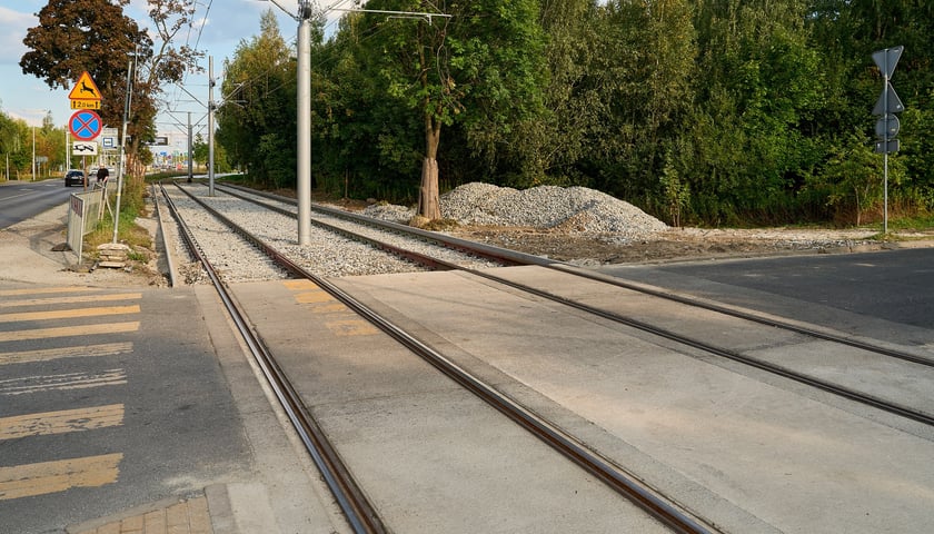 Powiększ obraz: Torowisko na ul. Kosmonautów pod koniec remontu. Jeszcze nie wszystko skończone, ale już jeżdżą tramwaje. Od 8 września wracają tu na stałe