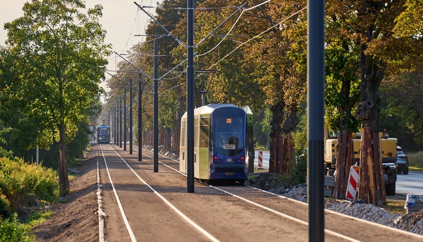 Powiększ obraz: Torowisko na ul. Kosmonautów pod koniec remontu. Jeszcze nie wszystko skończone, ale już jeżdżą tramwaje. Od 8 września wracają tu na stałe