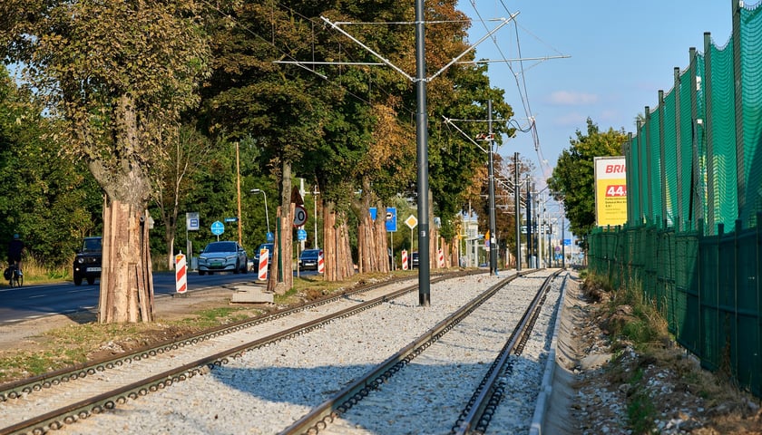 Powiększ obraz: Torowisko na ul. Kosmonautów pod koniec remontu. Jeszcze nie wszystko skończone, ale już jeżdżą tramwaje. Od 8 września wracają tu na stałe