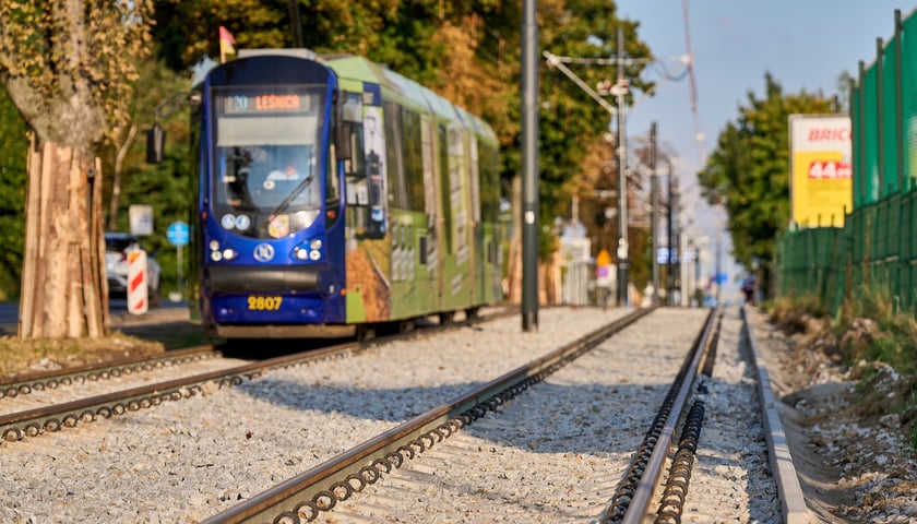 Powiększ obraz: Torowisko na ul. Kosmonautów pod koniec remontu. Jeszcze nie wszystko skończone, ale już jeżdżą tramwaje. Od 8 września wracają tu na stałe