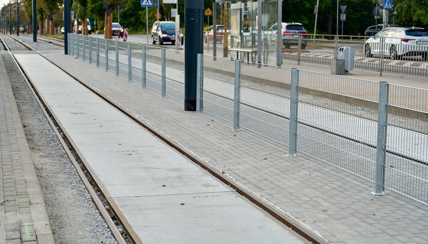 Powiększ obraz: Torowisko na ul. Kosmonautów pod koniec remontu. Jeszcze nie wszystko skończone, ale już jeżdżą tramwaje. Od 8 września wracają tu na stałe