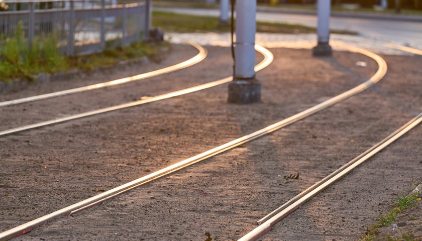 Powiększ obraz: Torowisko na ul. Kosmonautów pod koniec remontu. Jeszcze nie wszystko skończone, ale już jeżdżą tramwaje. Od 8 września wracają tu na stałe