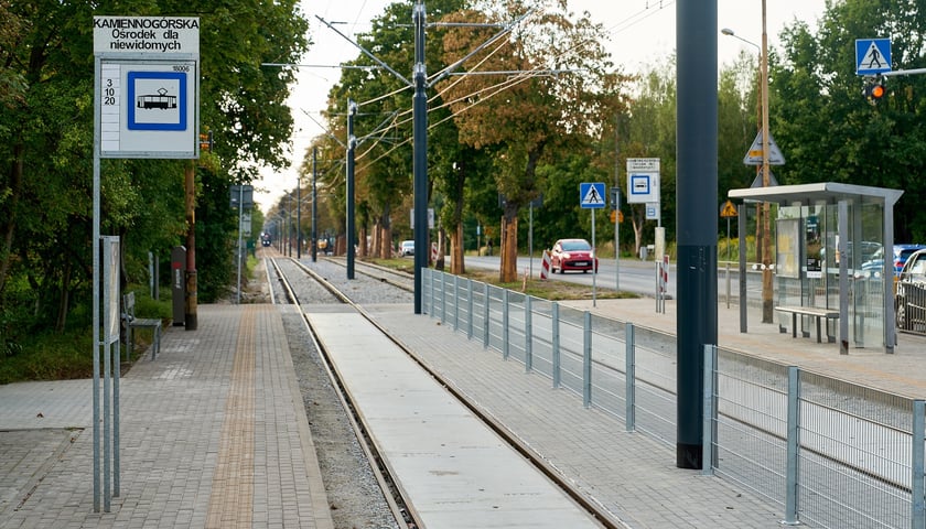 Powiększ obraz: Torowisko na ul. Kosmonautów pod koniec remontu. Jeszcze nie wszystko skończone, ale już jeżdżą tramwaje. Od 8 września wracają tu na stałe