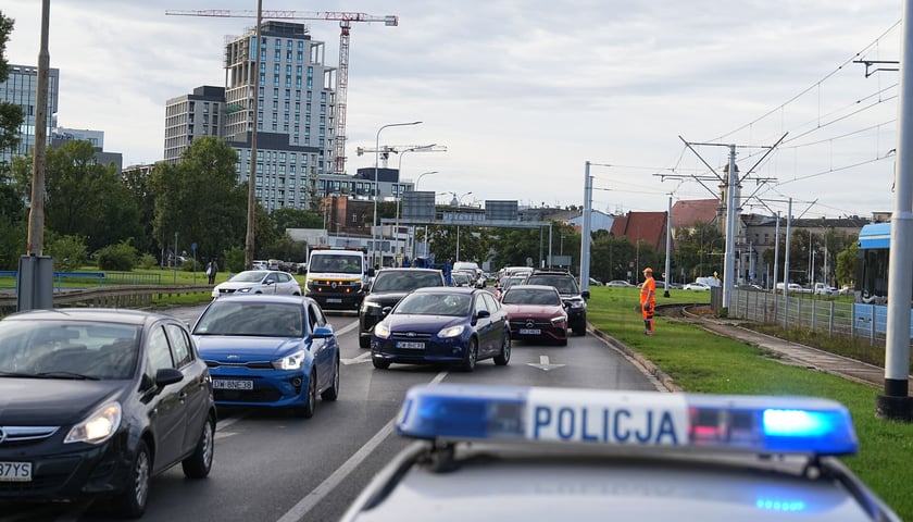 Uszkodzona estakada i poranne utrudnienia na pl. Społecznym - 16 września
