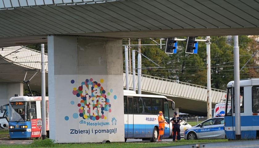 Uszkodzona estakada i poranne utrudnienia na pl. Społecznym - 16 września