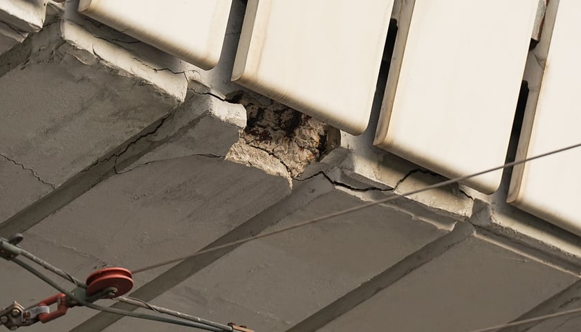 Uszkodzona estakada i poranne utrudnienia na pl. Społecznym - 16 września