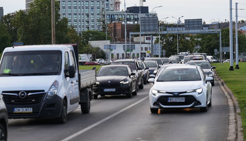 Uszkodzona estakada i poranne utrudnienia na pl. Społecznym - 16 września