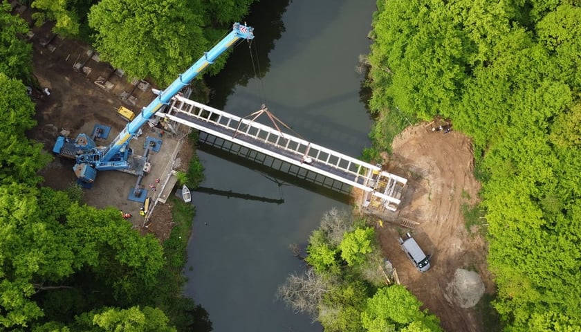 Powiększ obraz: Kładka nad Widawą podczas budowy widziana z lotu drona w 2025 r.