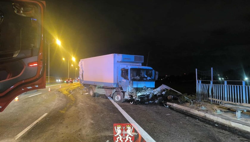 Wypadek na AOW - zderzyły się cztery samochody w tym osob&oacute;wka i trzy ciężarowe - 18 września