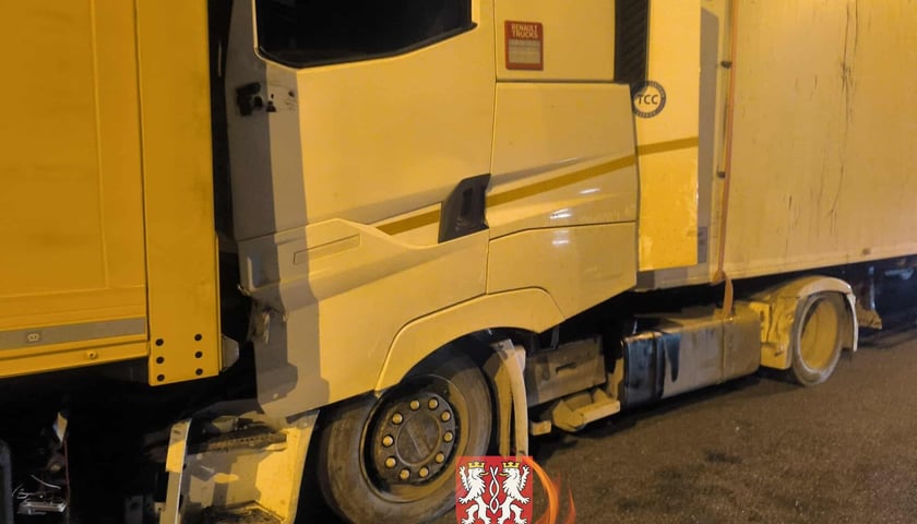 Wypadek na AOW - zderzyły się cztery samochody w tym osob&oacute;wka i trzy ciężarowe - 18 września