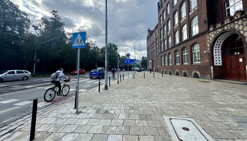Powiększ obraz: Niebawem rozpocznie się projektowanie zmian na ulicy Trzebnickiej. Poprawi się przede wszystkim rowerzystom