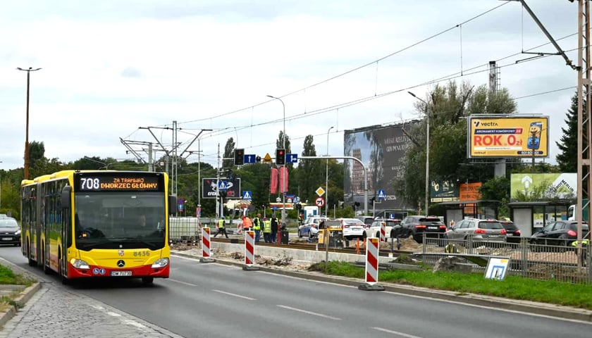 Powiększ obraz: Prace na torowisku na ulicy Tarnogajskiej i alei Armii Krajowej