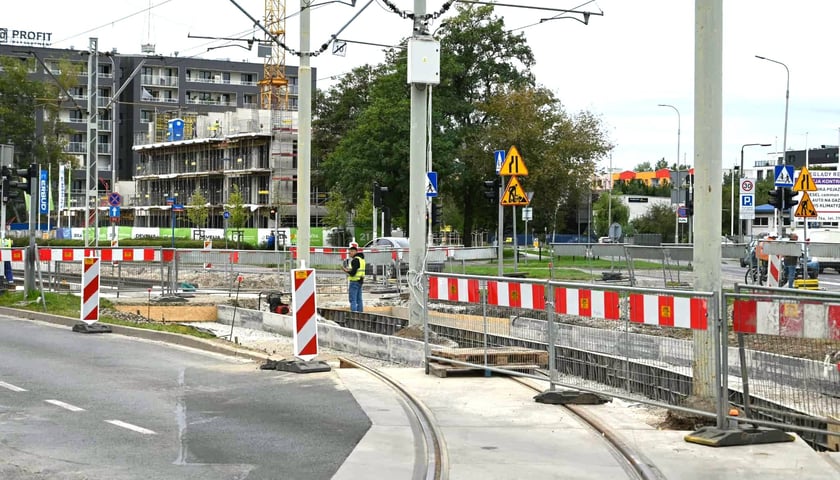 Powiększ obraz: Prace na torowisku na ulicy Tarnogajskiej i alei Armii Krajowej