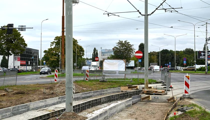 Powiększ obraz: Prace na torowisku na ulicy Tarnogajskiej i alei Armii Krajowej