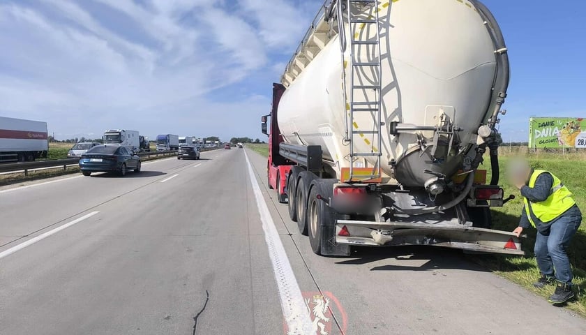 Powiększ obraz: <p>Kolizja na A4, 24.09.2025, uszkodzona cysterna</p>
