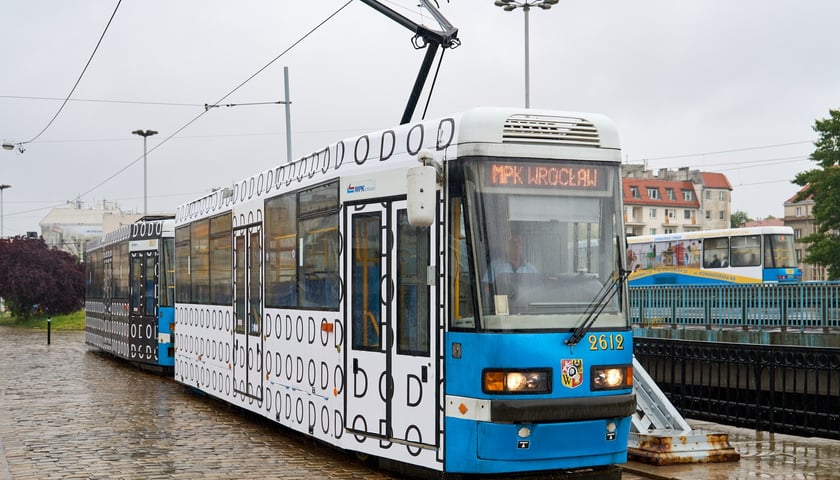 Powiększ obraz: Wrocławski tramwaj Protram 204 WrAs (zdjęcie ilustracyjne - tramwaj na fotografii na razie nie posiada klimatyzacji)