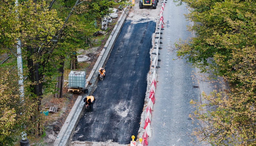 Powiększ obraz: <p>Remont Powstańców Śląskich, 26.09.2025. Pierwsza warstwa asfaltobetonu na odnicku między Wielką a rondem.</p>