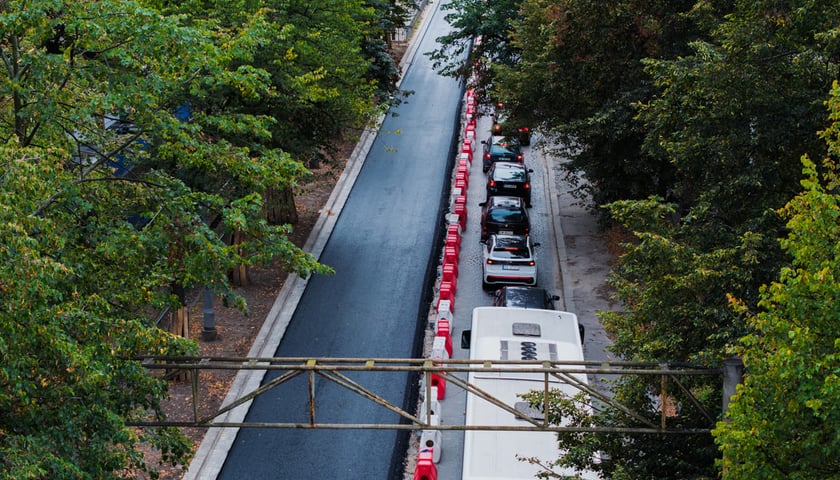 Powiększ obraz: <p>Remont Powstańców Śląskich, 26.09.2025. Pierwsza warstwa asfaltobetonu na odnicku między Wielką a rondem.</p>