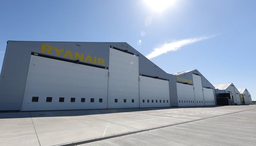 Powiększ obraz: Nowy hangar