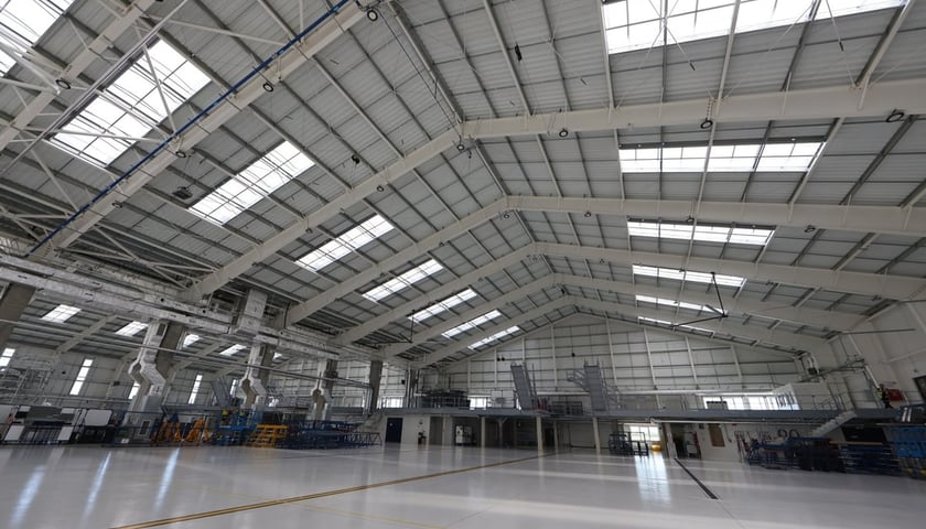 Powiększ obraz: Nowy hangar