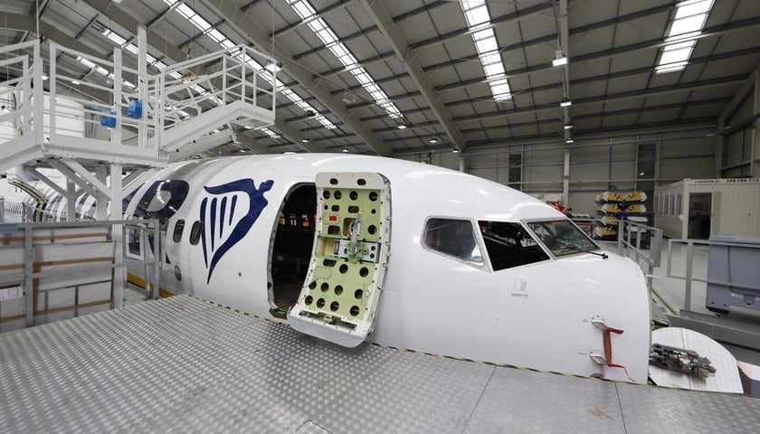 Powiększ obraz: Wnętrze nowego hangaru Ryanair i jeden z samolotów podczas serwisu.