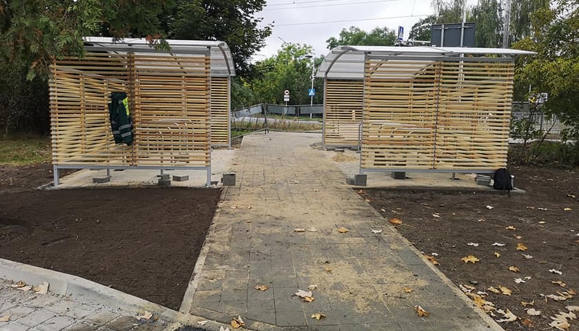 Powiększ obraz: Wiaty rowerowe, które  wybudowano przy niektórych parkingach P&R
