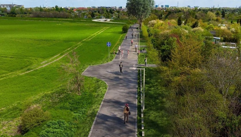 Powiększ obraz: Tak po zakończeniu budowy wyglądać będzie droga do kładki od strony Muchoboru Wielkiego