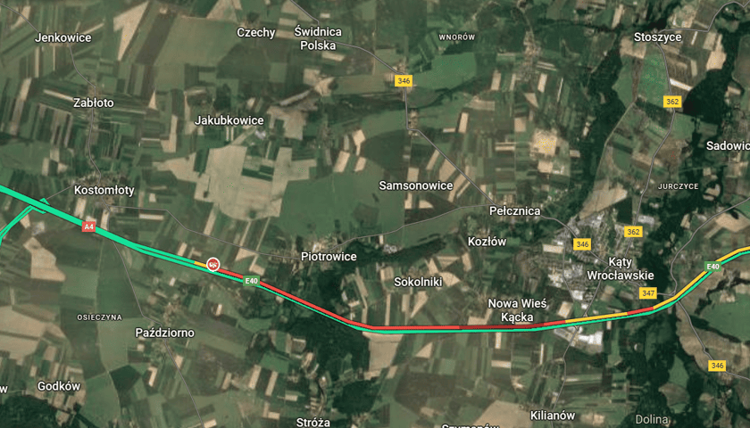 Powiększ obraz: <p>Korek na A4 po kolizji busa z samochodem osobowym. 20.10.2025, godz. 9.36</p>