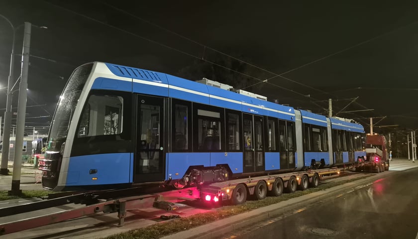 Powiększ obraz: Transport nowego tramwaju Pesa we Wrocławiu