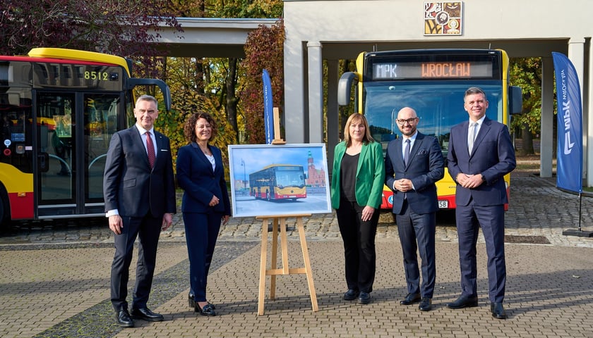 Powiększ obraz: Prezes Pekao Leasing Andrzej Krzemiński, prezes Daimler Buses Polska Mirosława Rudzka, prezes SiMS Anetta Knitter, prezes MPK Witold Woźny i wiceprezes MPK Przemysław Nowicki podczas konferencja poświęconej podpisaniu umowy na 100 autobusów Mercedes Conecto dla MPK Wrocław