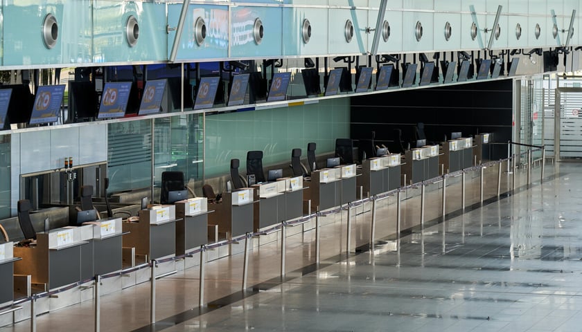 Powiększ obraz: Wrocławskie lotnisko zamknięte do 4 grudnia 2025. Pusty terminal. Wrocław, 26.10.2025