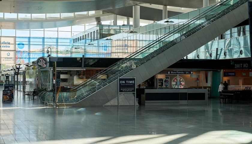 Powiększ obraz: Wrocławskie lotnisko zamknięte do 4 grudnia 2025. Pusty terminal. Wrocław, 26.10.2025