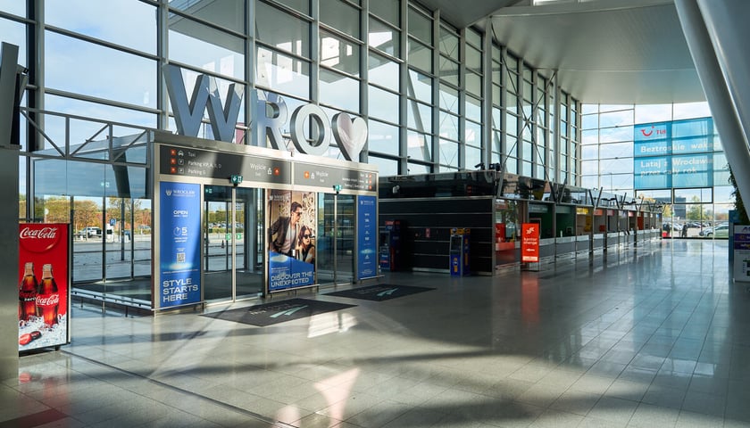 Powiększ obraz: Wrocławskie lotnisko zamknięte do 4 grudnia 2025. Pusty terminal. Wrocław, 26.10.2025