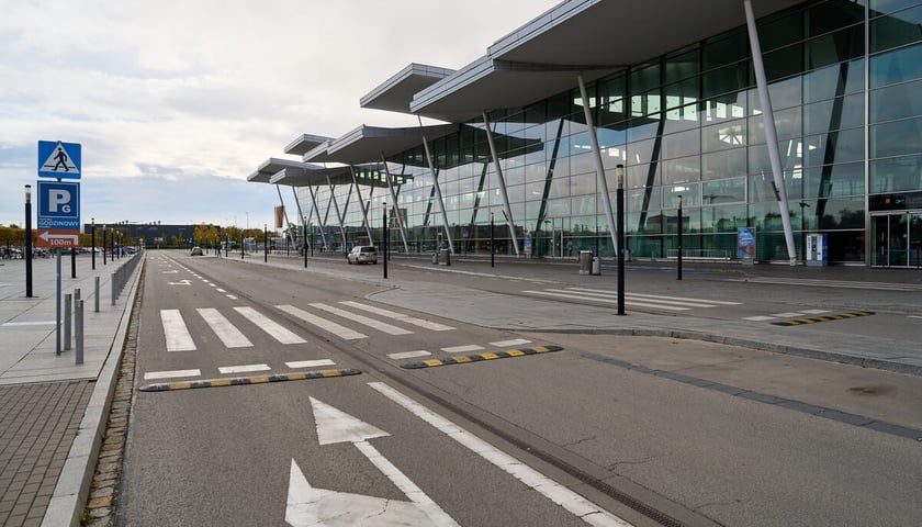 Powiększ obraz: Wrocławskie lotnisko zamknięte do 4 grudnia 2025. Pusty terminal. Wrocław, 26.10.2025