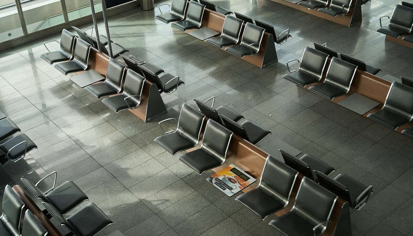 Powiększ obraz: Wrocławskie lotnisko zamknięte do 4 grudnia 2025. Pusty terminal. Wrocław, 26.10.2025