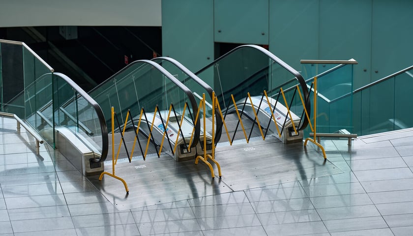 Powiększ obraz: Wrocławskie lotnisko zamknięte do 4 grudnia 2025. Pusty terminal. Wrocław, 26.10.2025