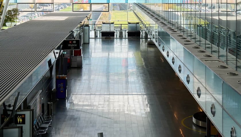Powiększ obraz: Wrocławskie lotnisko zamknięte do 4 grudnia 2025. Pusty terminal. Wrocław, 26.10.2025