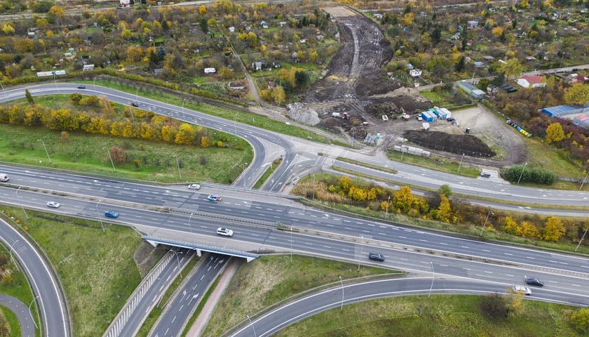 Powiększ obraz: Widok na teren budowy Wschodniej Obwodnicy Wrocławia od strony al. Karkonoskiej
