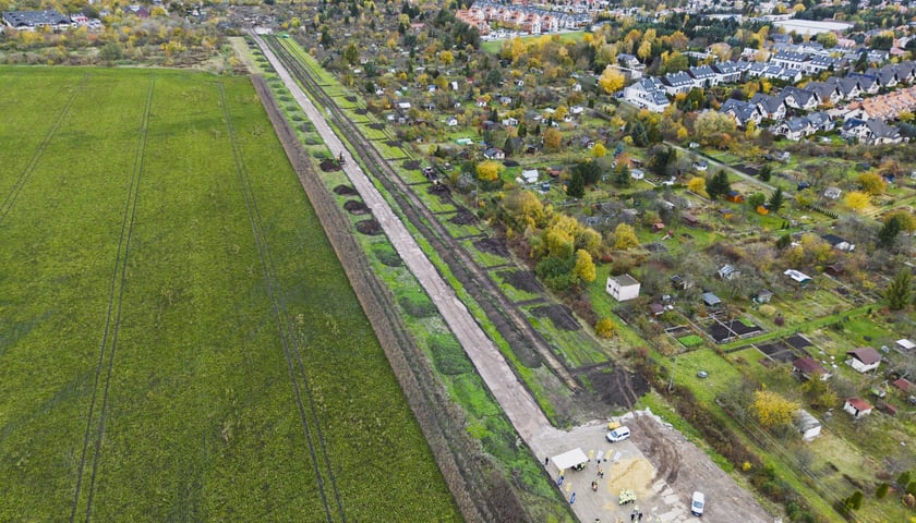 Powiększ obraz: Widok na teren budowy Wschodniej Obwodnicy Wrocławia od strony ul. Grota-Roweckiego