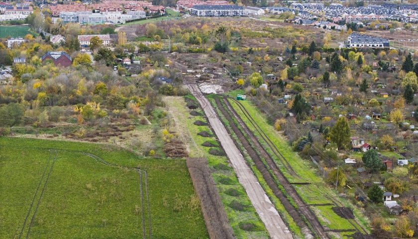 Powiększ obraz: Widok na teren budowy Wschodniej Obwodnicy Wrocławia od strony ul. Grota-Roweckiego