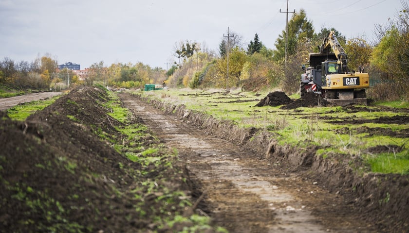 Powiększ obraz: Widok na teren budowy Wschodniej Obwodnicy Wrocławia od strony ul. Grota-Roweckiego