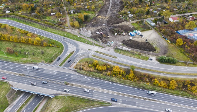 Powiększ obraz: Widok na teren budowy Wschodniej Obwodnicy Wrocławia od strony al. Karkonoskiej