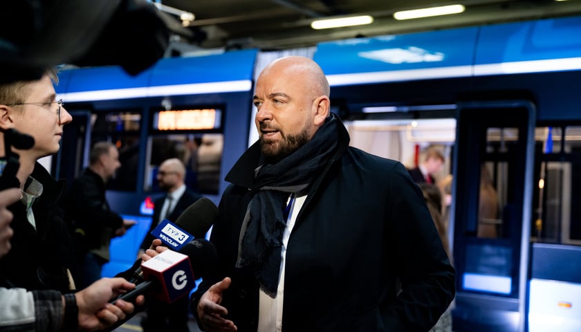 Powiększ obraz: Prezydent Wrocławia Jacek Sutryk podczas prezentacji pierwszej zmodernizowanej Skody 19T
