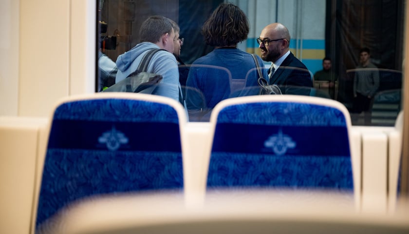 Powiększ obraz: Prezes MPK Witold Woźny podczas prezentacja pierwszej zmodernizowanej Skody 19T na zajezdni Borek