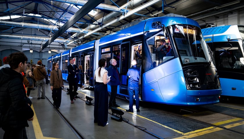 Powiększ obraz: Prezentacja pierwszej zmodernizowanej Skody 19T na zajezdni Borek