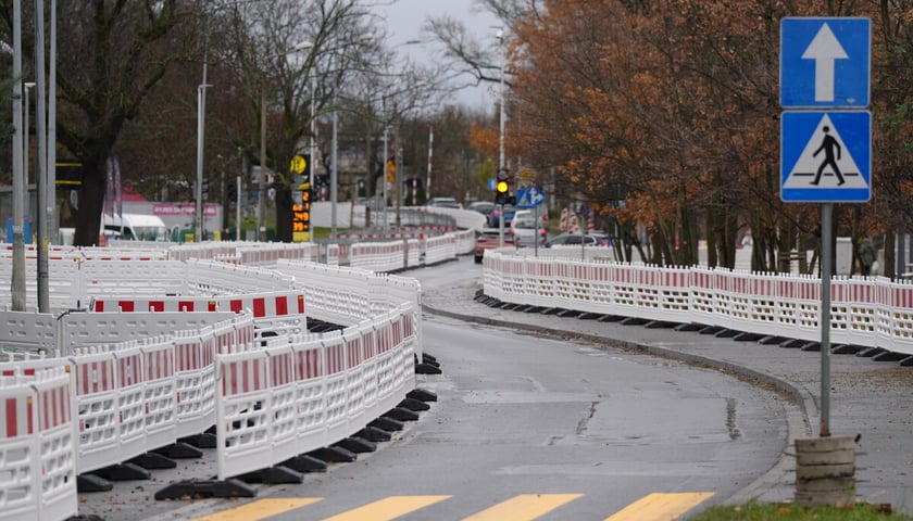 Powiększ obraz: Budowa trasy autobusowo-tramwajowej na Swojczyce. Utrudnienia w ruchu. Wrocław, 15.11.2025