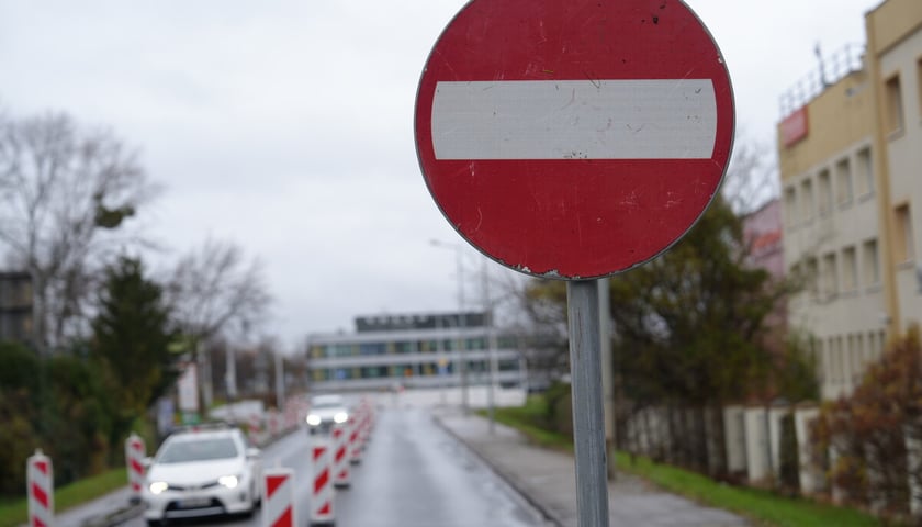 Powiększ obraz: Budowa trasy autobusowo-tramwajowej na Swojczyce. Utrudnienia w ruchu. Wrocław, 15.11.2025